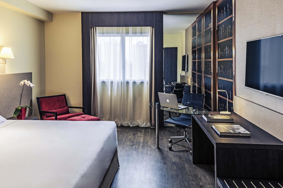 Superior Apartment, 1 Double Bed | Minibar, in-room safe, desk, soundproofing
