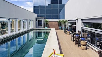 Piscina externa, espreguiçadeiras