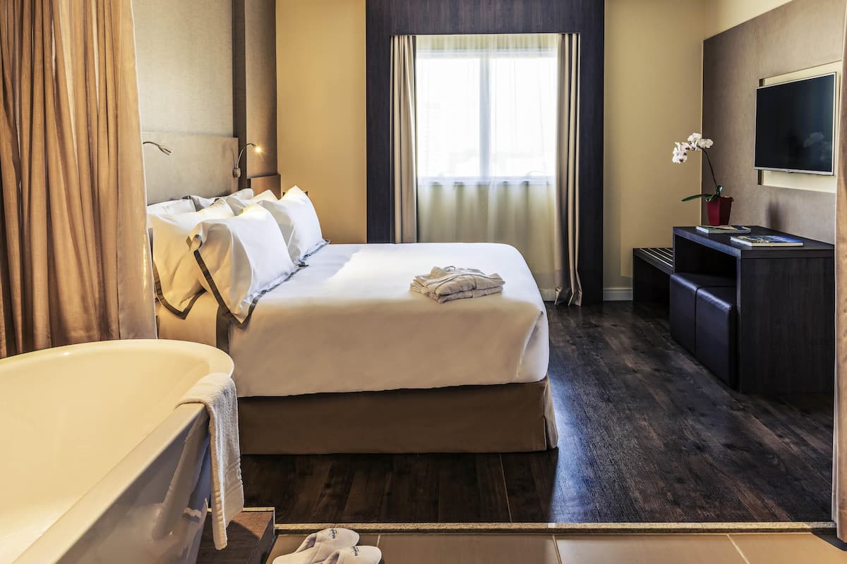 superior suite, 1 queen bed, terrace | minibar, in-room safe, desk, soundproofing