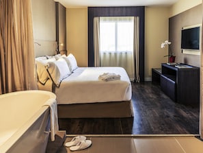 Suíte superior, 1 cama Queen, terraço | Frigobar, cofres nos quartos, escrivaninha, quartos à prova de som