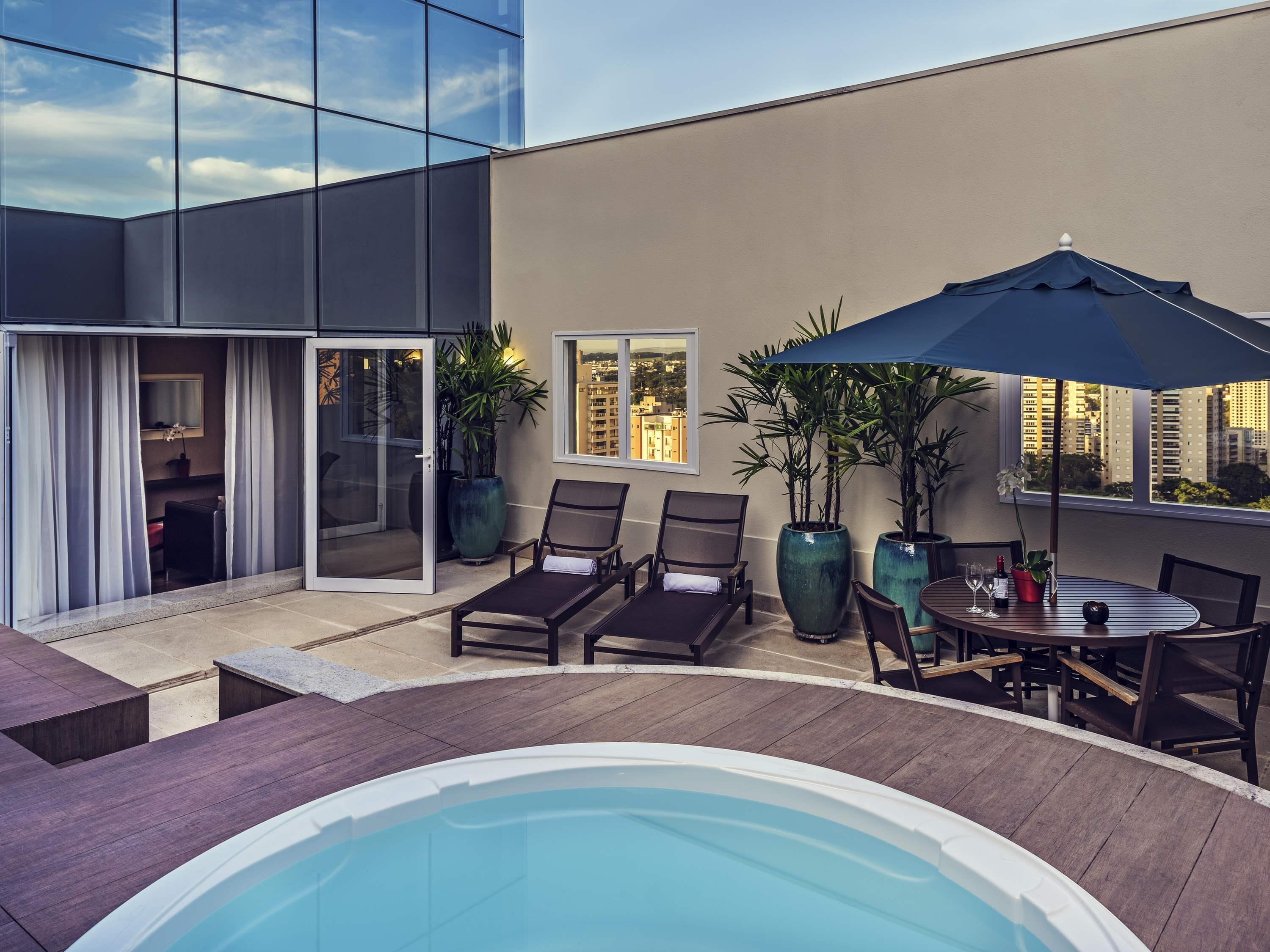 Suíte superior, 1 cama Queen, terraço | Frigobar, cofres nos quartos, escrivaninha, quartos à prova de som