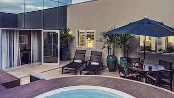 高级套房, 1 张大床, 露台 | 迷你吧、客房内保险箱、办公桌、隔音