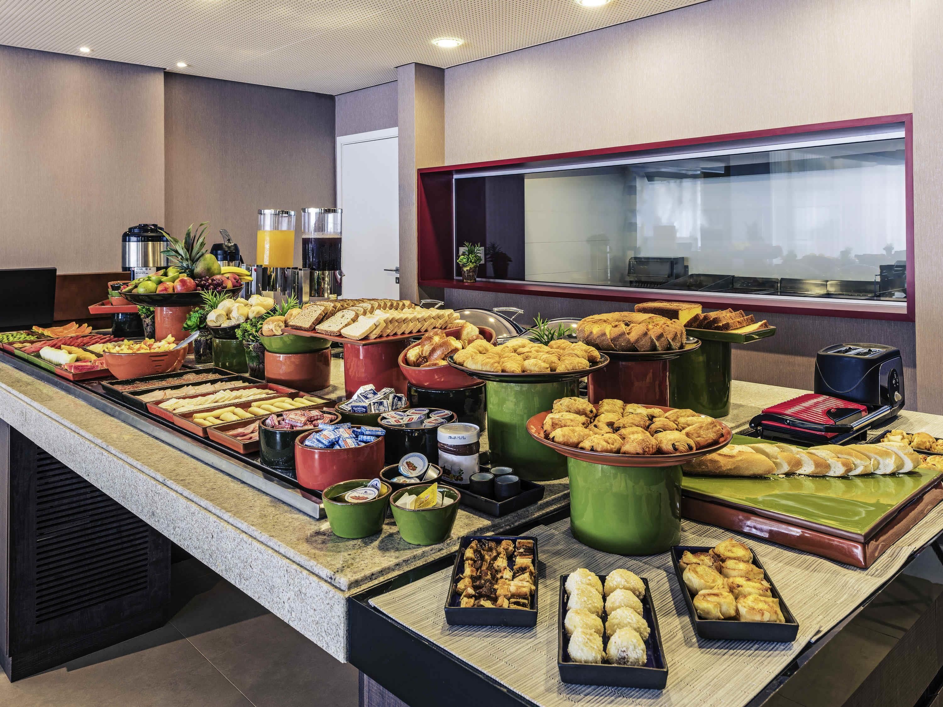 daily buffet breakfast (brl 54 per person)