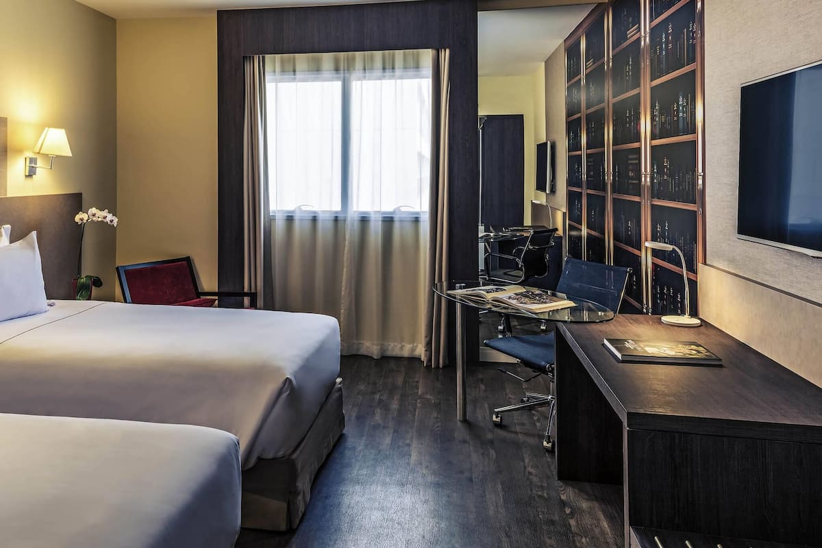 Superior Apartment, 2 Twin Beds | Minibar, in-room safe, desk, soundproofing