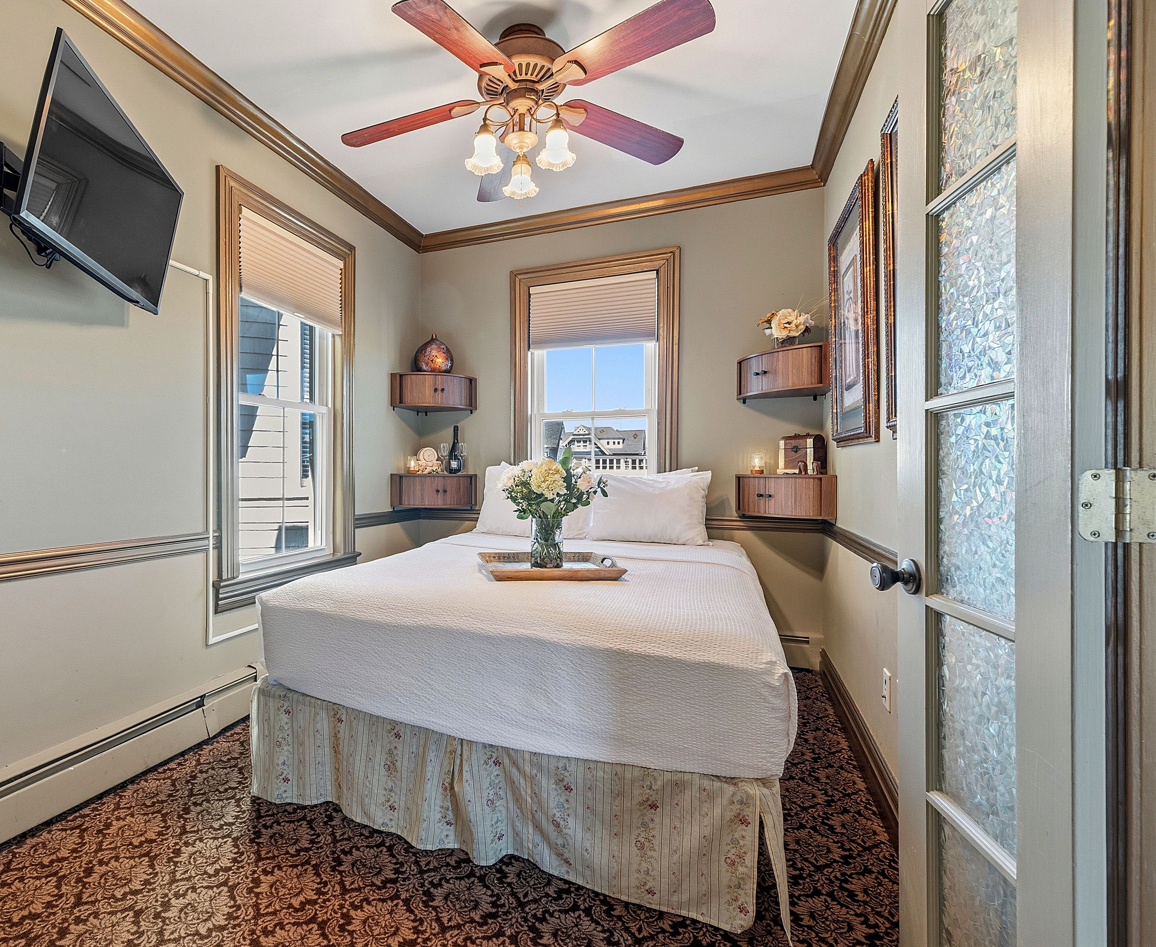 Executive Suite, 1 Queen Bed with Sofa bed, Private Bathroom (Executive Suite) | Iron/ironing board (on request), rollaway beds (free), WiFi (free)