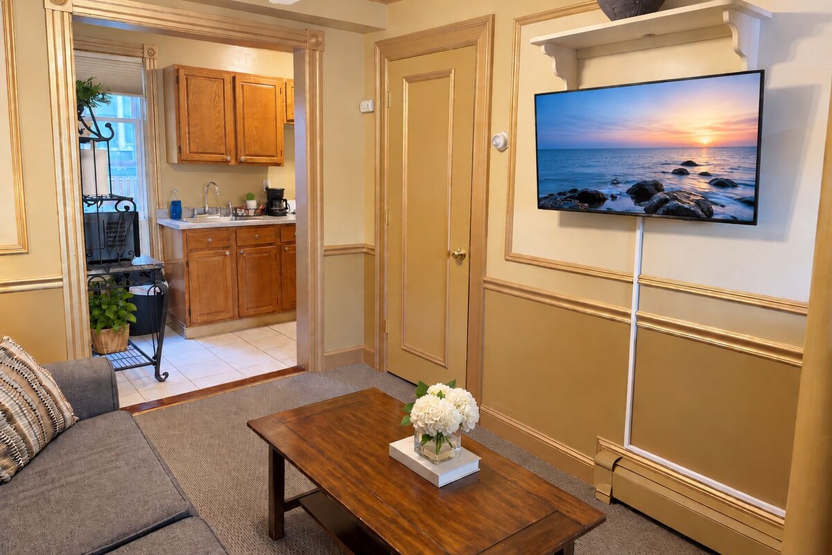Apartment 1 (One Bedroom Apartment, Ground Level, Separate Side Entrance) | Wohnzimmer | 32-Zoll-Smart-TV mit Digitalempfang, Netflix, Hulu