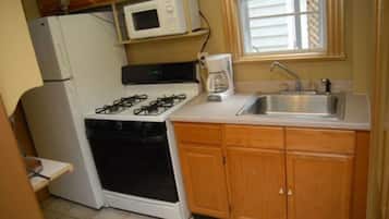 Fridge, coffee/tea maker
