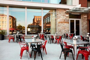 Breakfast, lunch, dinner served; American cuisine 