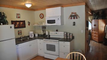 Cabin, 2 Bedrooms (Grizzly) | Private kitchen | Microwave, coffee/tea maker, cookware/dishes/utensils