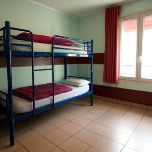 A bunk bed room with a window and curtains. - Auberge Internationale des Jeunes (Paris)