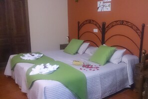 Cortinas opacas, cunas (de pago), camas supletorias y wifi gratis