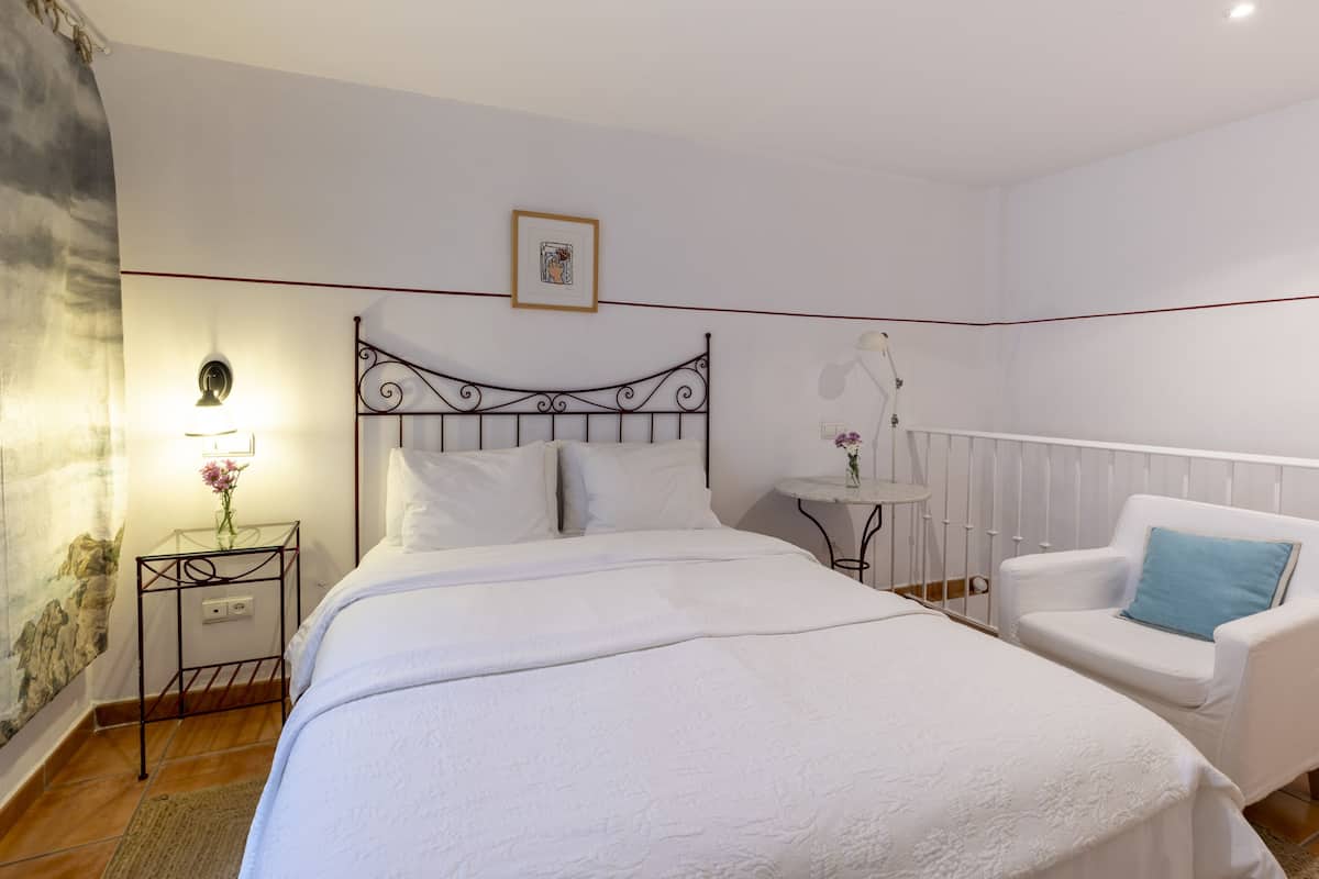 Chambre Simple Standard, salle de bains attenante, vue cour intĂ©rieure (HAB. 7) | Ăquipements de la chambre