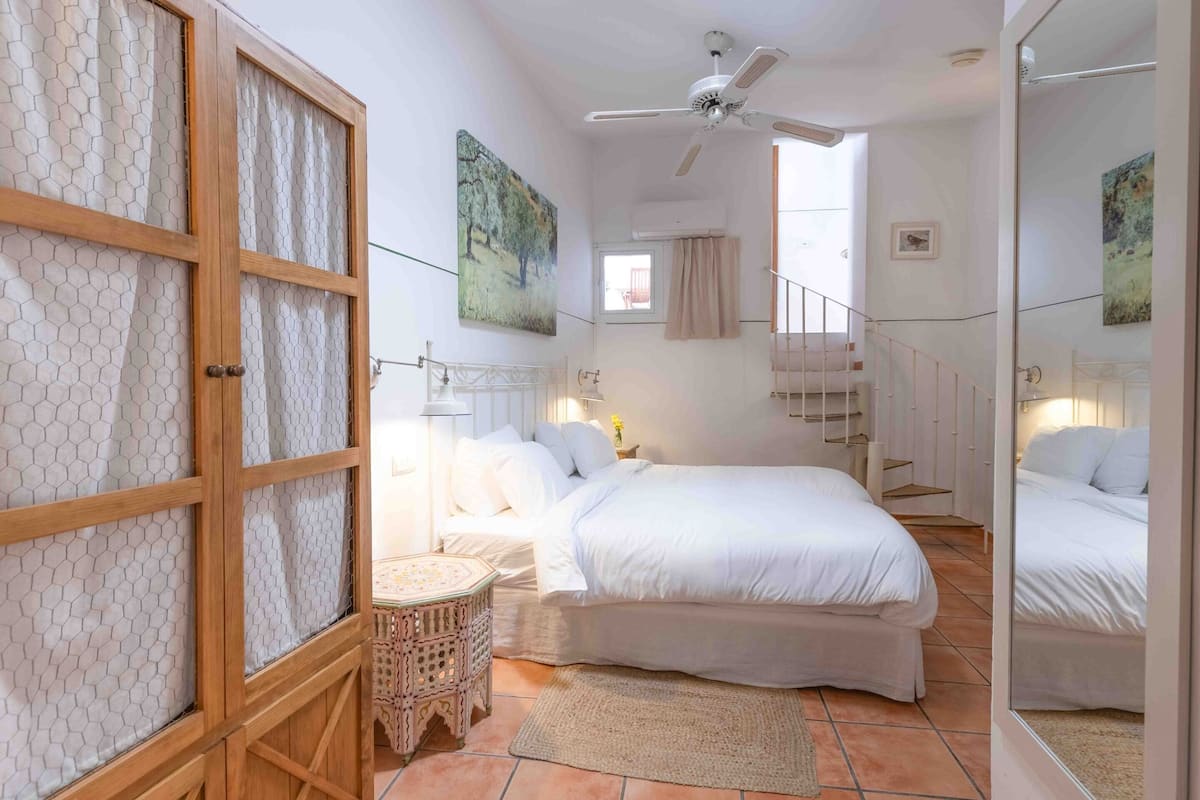 Chambre Supérieure avec lits jumeaux, salle de bains attenante, vue cour intérieure (HAB. 5)