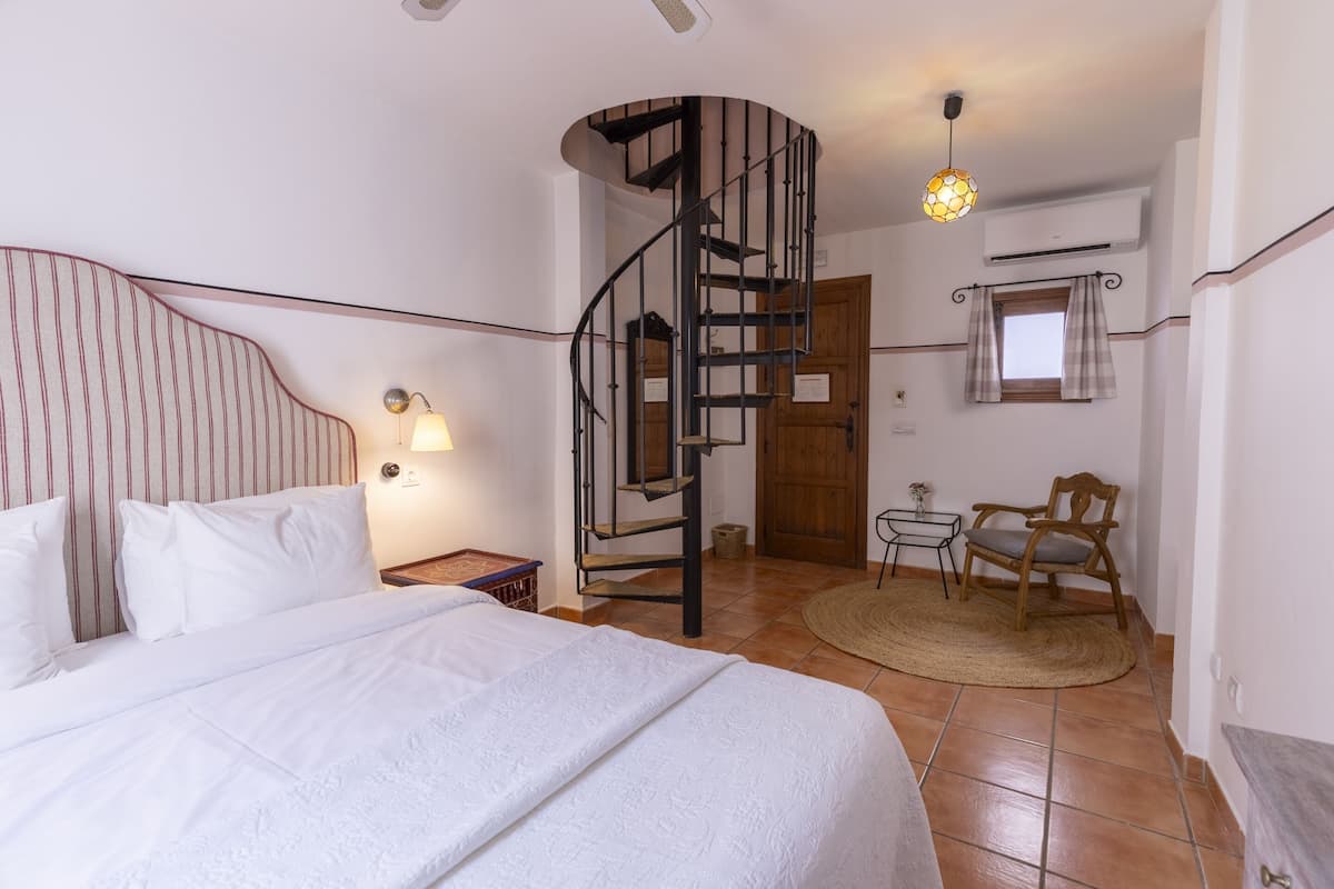 Appartement Duplex SupĂ©rieur, 1 grand lit, salle de bains attenante (HAB. 8) | Ăquipements de la chambre