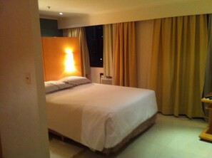 Minibar, caja de seguridad en la habitación y decoración personalizada