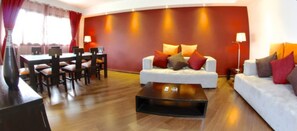 Suite Junior | Caja fuerte, espacio para trabajar con un portátil, cortinas opacas