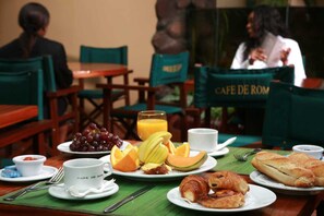 Daily continental breakfast for a fee - Café de Rome (Dakar)
