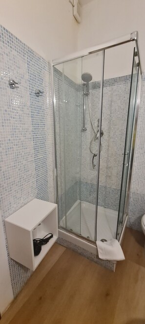 Kamar Double atau Twin | Kamar mandi | Shower, perlengkapan mandi gratis, pengering rambut, dan kloset
