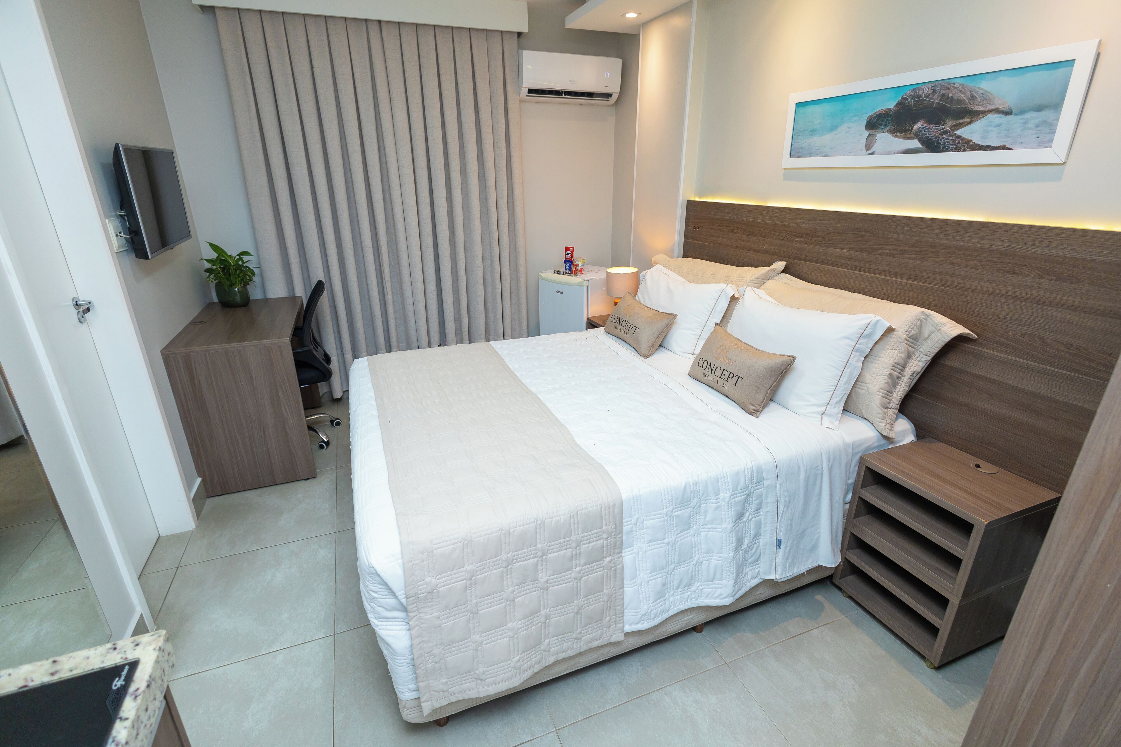 Quarto casal standard, 1 cama de casal | Frigobar, escrivaninha, espaço de trabalho para notebook