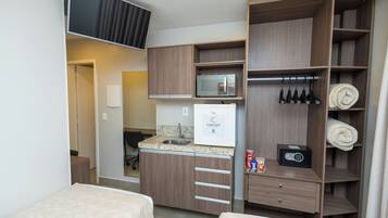 Quarto duplo econômico | Frigobar, escrivaninha, espaço de trabalho para notebook