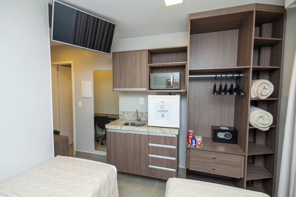 Chambre économique avec lits jumeaux | Minibar, bureau, espace de travail pour ordinateurs portables