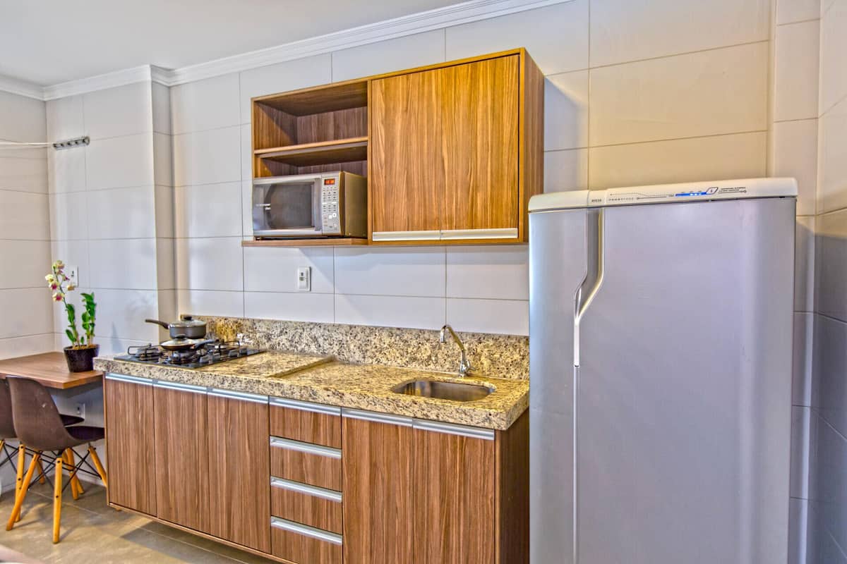 Private kitchen | Mini-fridge, microwave, stovetop, cookware/dishes/utensils