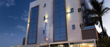 Vista frontal de la propiedad