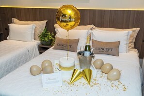 Minibar, bureau, espace de travail pour ordinateur portable