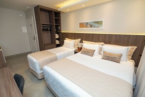 Kamar Triple Standar | Minibar, meja kerja, ruang kerja ramah laptop, dan tirai kedap cahaya