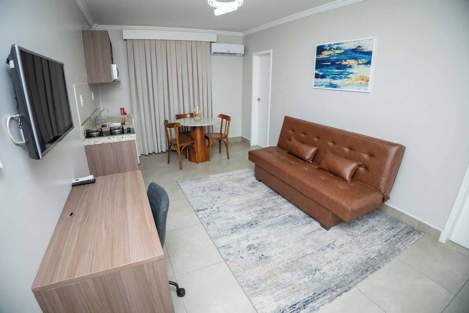 Quarto casal luxo, vista para a cidade | Cozinha privada | Frigobar, micro-ondas, cooktop, talheres/pratos/utensílios de cozinha