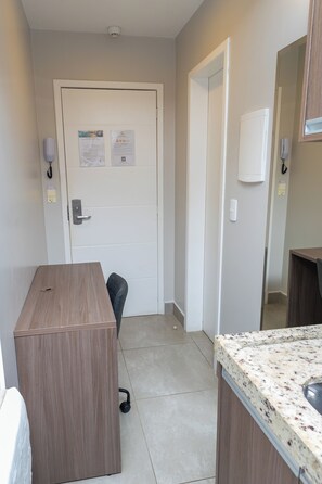 Habitación económica con 2 camas individuales | Minibar, escritorio, espacio para trabajar con un portátil