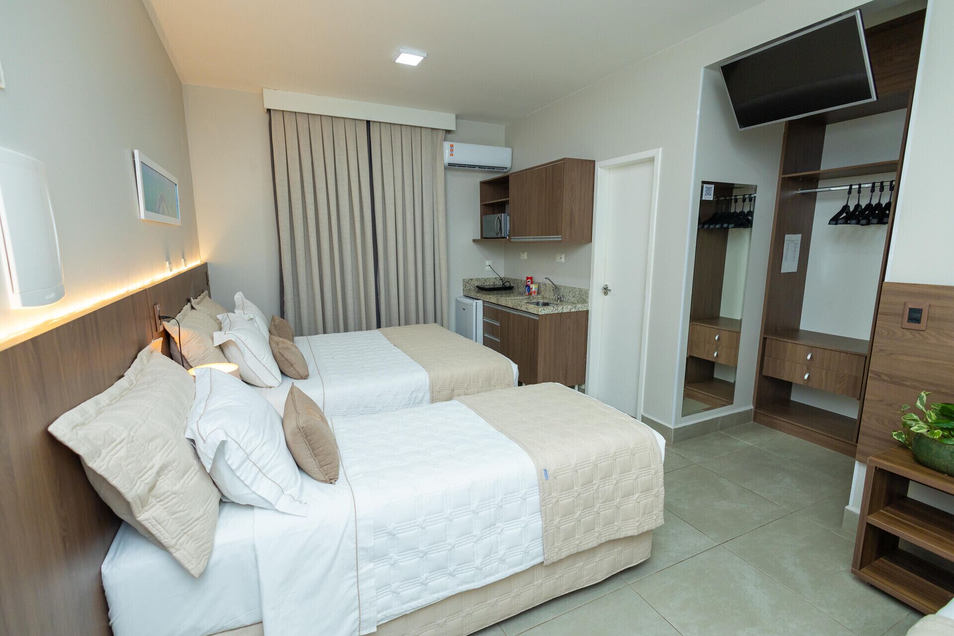 Minibar, bureau, espace de travail pour ordinateur portable