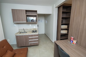 Deluxe Triple Room, City View | Private kitchen | Mini-fridge, microwave, stovetop, cookware/dishes/utensils - Concept Hotel Flat  (Balneário Camboriú)
