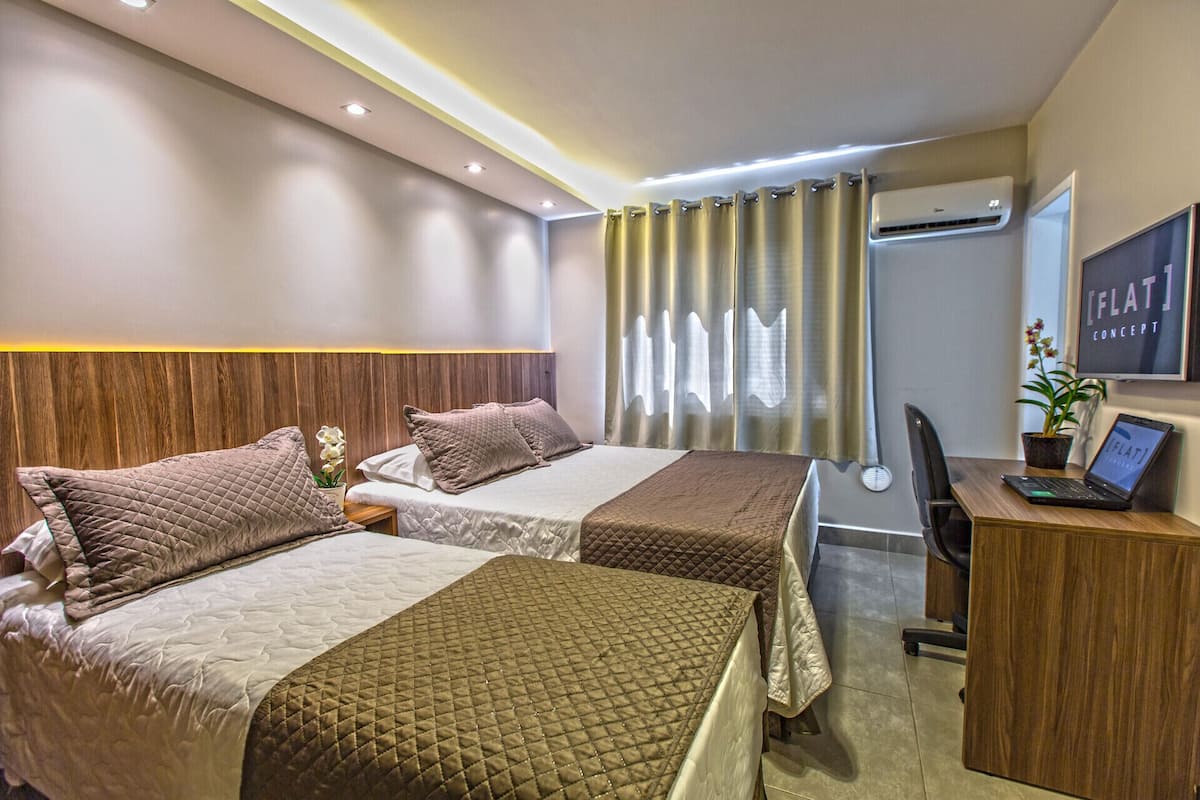 Minibar, escritorio y espacio para trabajar con laptop