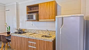 Habitación cuádruple Deluxe, vistas a la ciudad | Minibar, escritorio, espacio para trabajar con un portátil