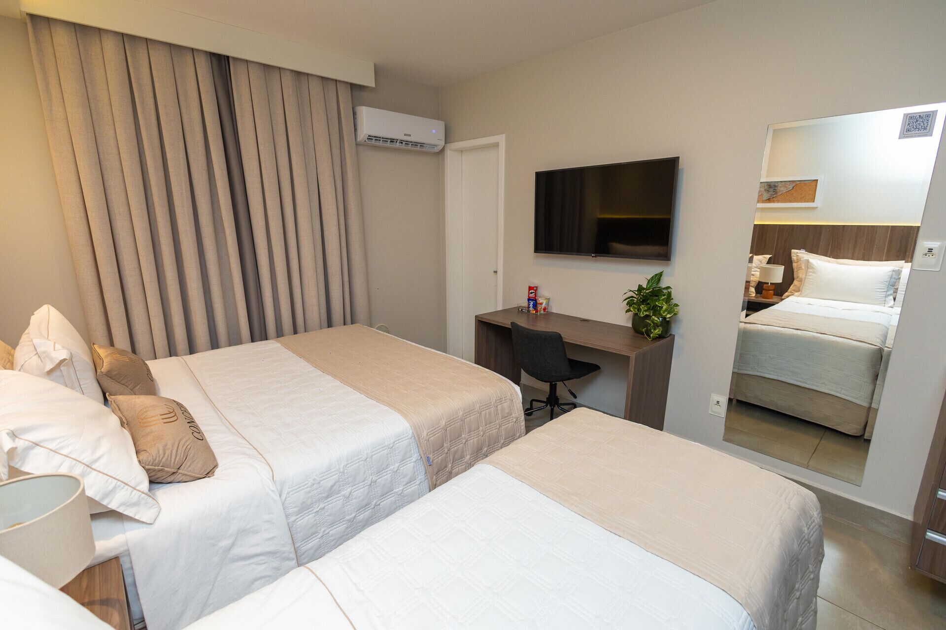 Minibar, Schreibtisch, laptopgeeigneter Arbeitsplatz