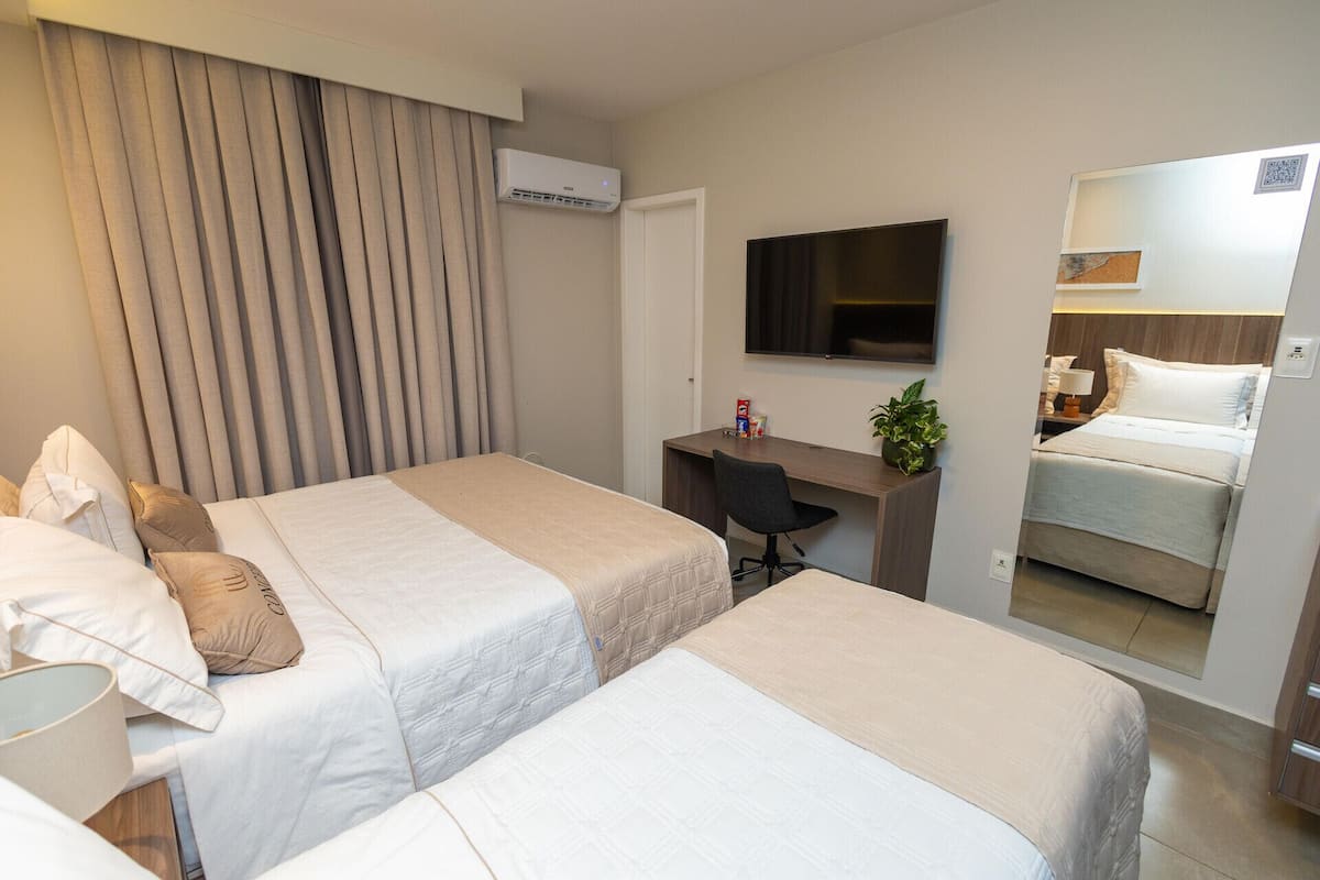 Minibar, bureau, espace de travail pour ordinateur portable