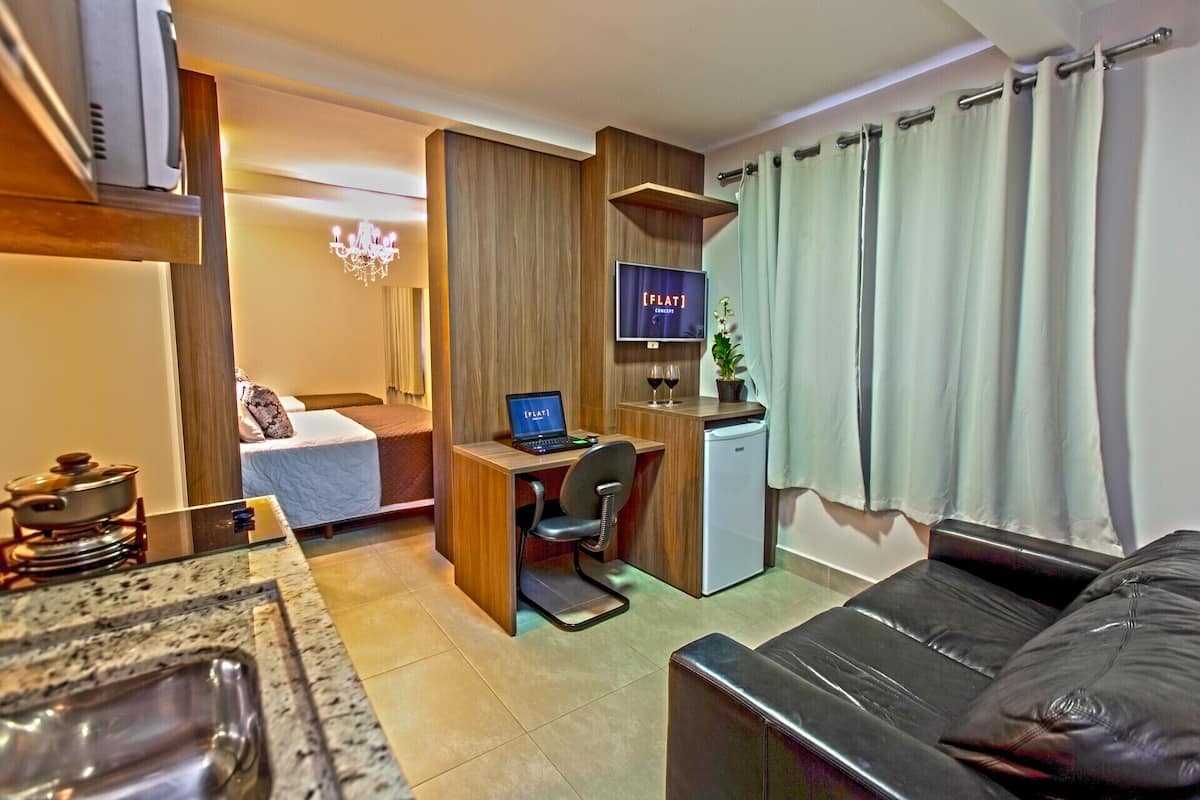 Minibar, escritorio y espacio para trabajar con laptop