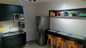 Habitación con 2 camas individuales, 2 camas individuales, baño compartido | Cocina compartida