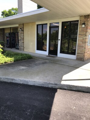 Property entrance - Allenwood Motel (Allentown)