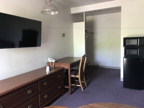 办公桌、熨斗/熨板、免费 WiFi、床单