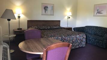 Escritorio, tabla de planchar con plancha, wifi gratis y ropa de cama