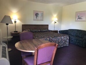 Desk, iron/ironing board, free WiFi, bed sheets - Allenwood Motel (Allentown)