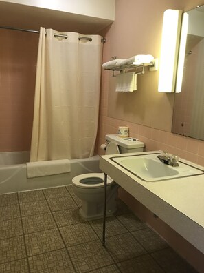 Combined shower/tub, free toiletries, towels - Allenwood Motel (Allentown)