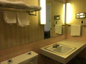 Badkar/dusch, gratis toalettartiklar och handdukar