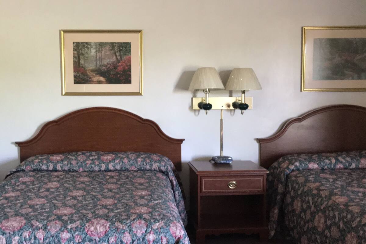 客房, 无烟房, 冰箱和微波炉 (2 Full Beds) | 办公桌、熨斗/熨板、免费 WiFi、床单