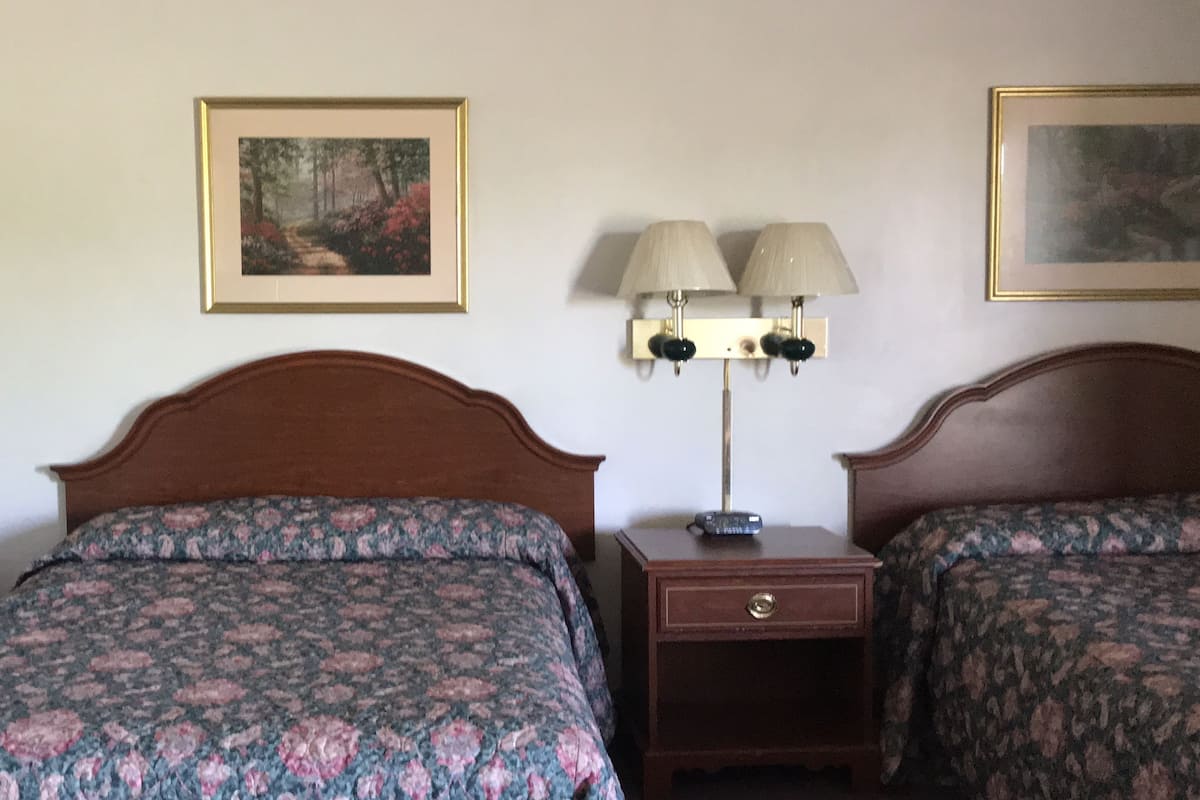 Room, Non Smoking, Refrigerator & Microwave (2 Full Beds) | Meja, seterika/papan seterika, Wi-fi percuma, cadar katil