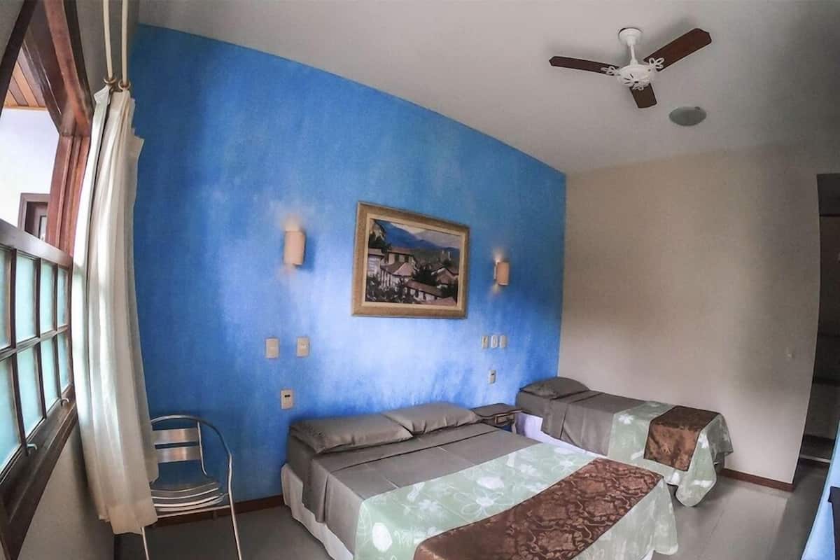 Standaard driepersoonskamer | Een minibar, verduisterende gordijnen, gratis wifi, beddengoed
