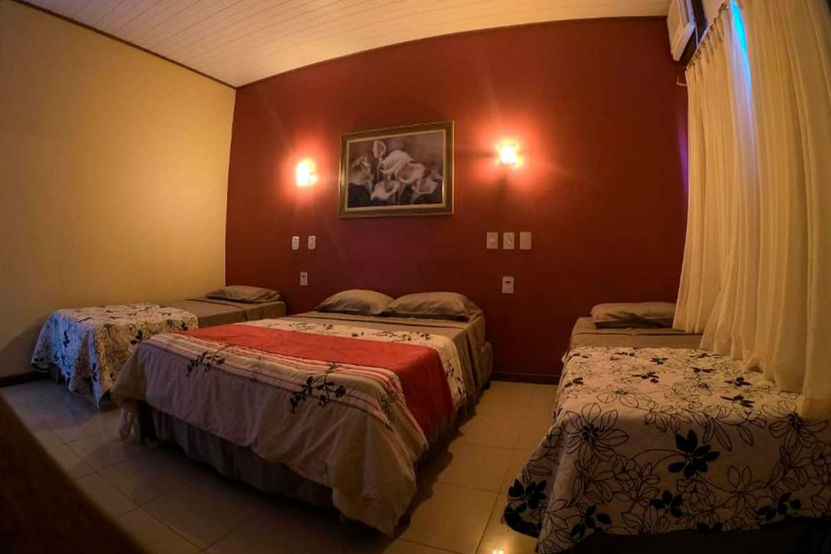 Standaard vierpersoonskamer | Een minibar, verduisterende gordijnen, gratis wifi, beddengoed