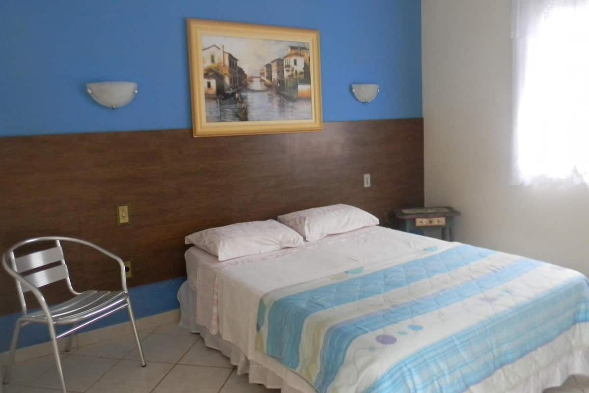 Een minibar, verduisterende gordijnen, gratis wifi, beddengoed